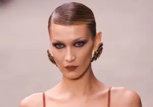 ФОТО | Бела Хадид во издание што го одзема здивот: Со авангарден изглед ја освои модната пистата на ревијата на „Сен Лоран“ во Париз