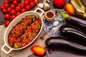 Рецепт за потпечен модар патлиџан со мелено месо и кашкавал – ручек за 10!