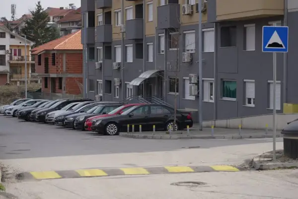 Поставени нови „лежечки полицајци“ на 24 локации во Куманово (ФОТО)