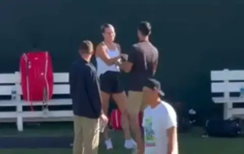 ВИДЕО: Погледнете ја реакцијата на Ѓоковиќ кога го виде вереничкиот прстен на Сабаленка