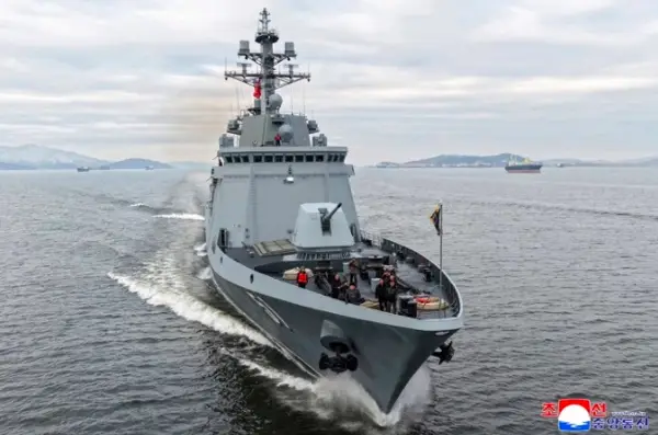 Ким Џонг - ун пловеше на новиот севернокорејски разурнувач