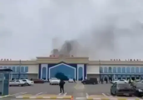 ВИДЕО: Азербејџан нападнат – Беспилотни летала го погодија аеродромот, има повредени