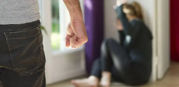 Уапсен гостиварец кој ја тепал сопругата