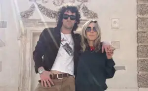 ФОТО | Арон Тејлор-Џонсон ја изненади својата 24 години постара сопруга со роденденско патување за паметење